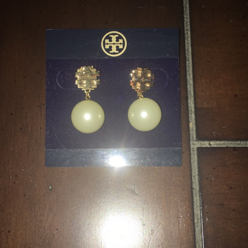 Tori Burch small T logo stud earrings with pearl